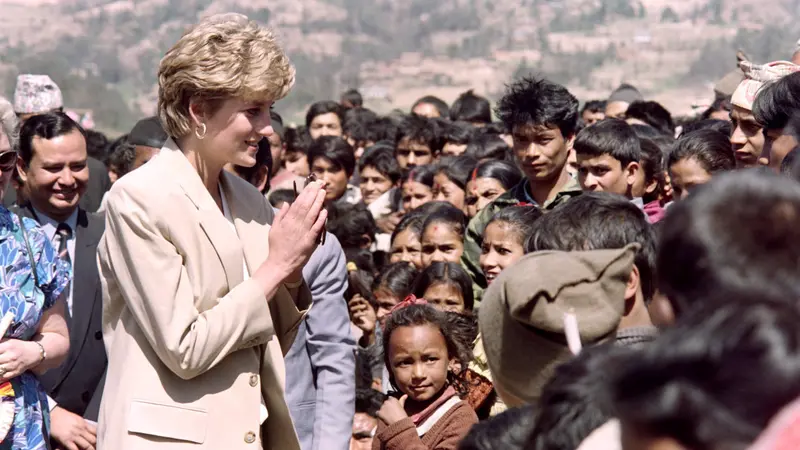 Lady Diana mengunjungi anak-anak Nepal pada 5 Maret 1993 selama aktivitas amal dari Palang Merah di kaki bukit pedesaan Himalaya (AFP)