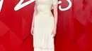 Anne Hathaway tak pernah gagal tampil memukau, termasuk di red carpet Fashion Awards 2023. Ia tampil mengenakan gaun Valentino dan perhiasan dari BVLGARI. [Foto: Instagram/catwalkmodelsss]
