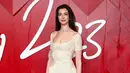 Anne Hathaway tak pernah gagal tampil memukau, termasuk di red carpet Fashion Awards 2023. Ia tampil mengenakan gaun Valentino dan perhiasan dari BVLGARI. [Foto: Instagram/catwalkmodelsss]