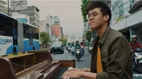 Tuai pujian, MV Fine Today tampilkan pesona Ardhito Pramono di film NKCTHI. (YouTube Ardhito Pramono)