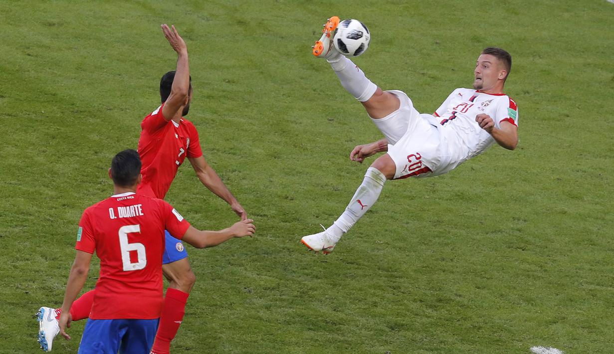 5. Sergej Milinkovic-Savic (Serbia) - Gelandang dengan umpan akurat serta fisik mumpuni membuatnya menjadi pemain lini tengah yang komplet. Pemain berusia 23 tahun itu disebut sebagai bakat terbesar yang dimiliki Serbia saat ini. (AP/Vadim Ghirda)