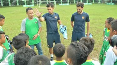 Tim pelatih dari FC Barcelona memberikan pelatihan sepak bola di International Sport Club of Indonesia, Tangerang Selatan, Jumat (21/4). Peserta adalah hasil seleksi dari Milo Football Championship 2017. (Liputan6.com/Helmi Afandi)