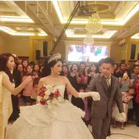 Pernikahan adik Angel Karamoy itu berjalan lancar dan khidmat di Palangkaraya, Kalimantan Tengah, Kamis (30/3/2017). Turut menyaksikan dalam hari bahagianya, keluarga, kerabat serta sahabat dekat terlihat hadir. (dok. Instagram/axcelkeziawedding)