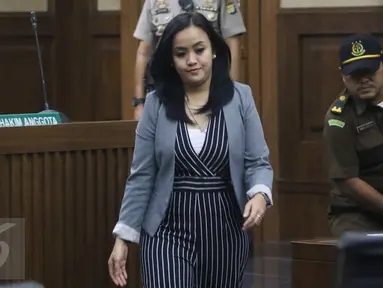 Resepsionis Kafe Olivier, Resmiyati saat menjalani sidang lanjutan kasus kopi beracun dengan terdakwa Jessica Kumala Wongso di PN Jakarta Pusat, (28/7). Sidang beragendakan pemeriksaan saksi karyawan kafe Olivier. (Liputan6.com/Immanuel Antonius)