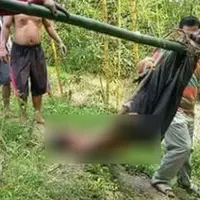 Gara-gara disangka penculik anak, seorang gelandangan penderita gangguan jiwa nyaris tewas karena disiksa dan diarak keliling kampung di Kecamatan Banjarharjo, Brebes, Jateng. (Liputan6.com/Fajar Eko Nugroho)