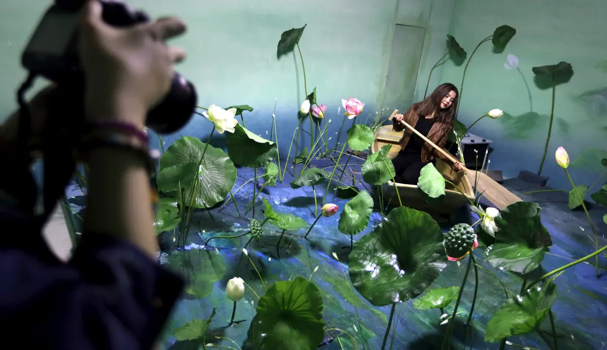 Pengunjung berpose di instalasi ilusi optik dalam pameran Imagine Your Museum of Art di Beijing, Tiongkok, Jumat (2/10/2015). (REUTERS/Jason Lee)