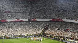 Para pemain Eintracht Frankfurt merayakan kemenangan bersama suporter setelah keluar sebagai juara Liga Europa 2021/2022 usai mengalahkan Glasgow Rangers di Stadion Ramon Sanchez Pizjuan, Sevilla, Spanyol, Kamis, 19 Mei 2022. Frankfurt mengalahkan Rangers 5-4 dalam babak adu penalti setelah pertandingan berakhir seri 1-1. (AP/Jose Breton)