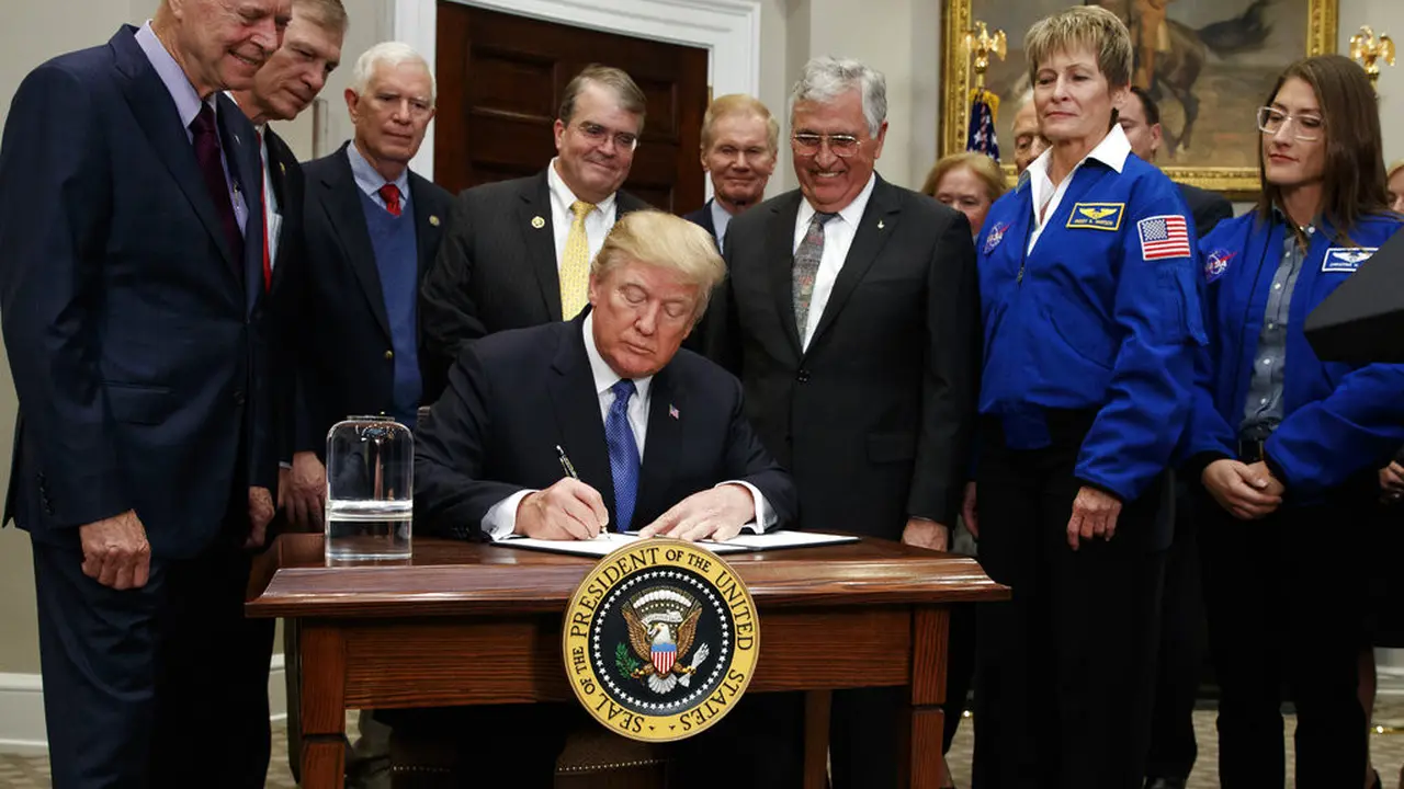 Donald Trump menandatangani kebijakan untuk mengirim kembali astronot ke Bulan dan Mars