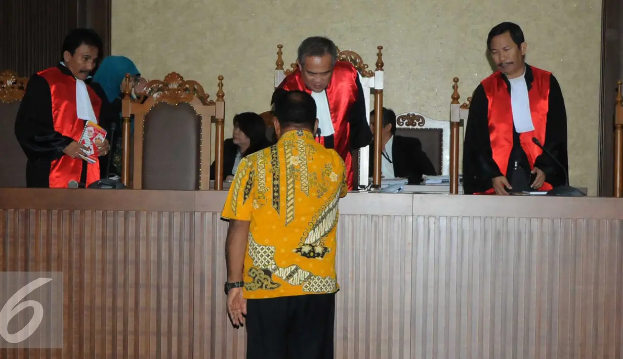 Barnabas Suebu bersalaman dengan hakim usia jalani sidang vonis di Pengadilan Tipikor Jakarta, Kamis (19/11/2015). Mantan Gubernur Papua itu di Vonis 4 tahun 6 bulan penjara dengan denda Rp300 juta oleh Hakim Tipikor. (Liputan6.com/Helmi Afandi)