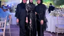 Desain lengan panjang puff menambah aksen modern pada tampilan Mulan, sementara bagian pinggang ditonjolkan dengan belt hitam yang memberikan efek siluet ramping. [@mulanjameela1].