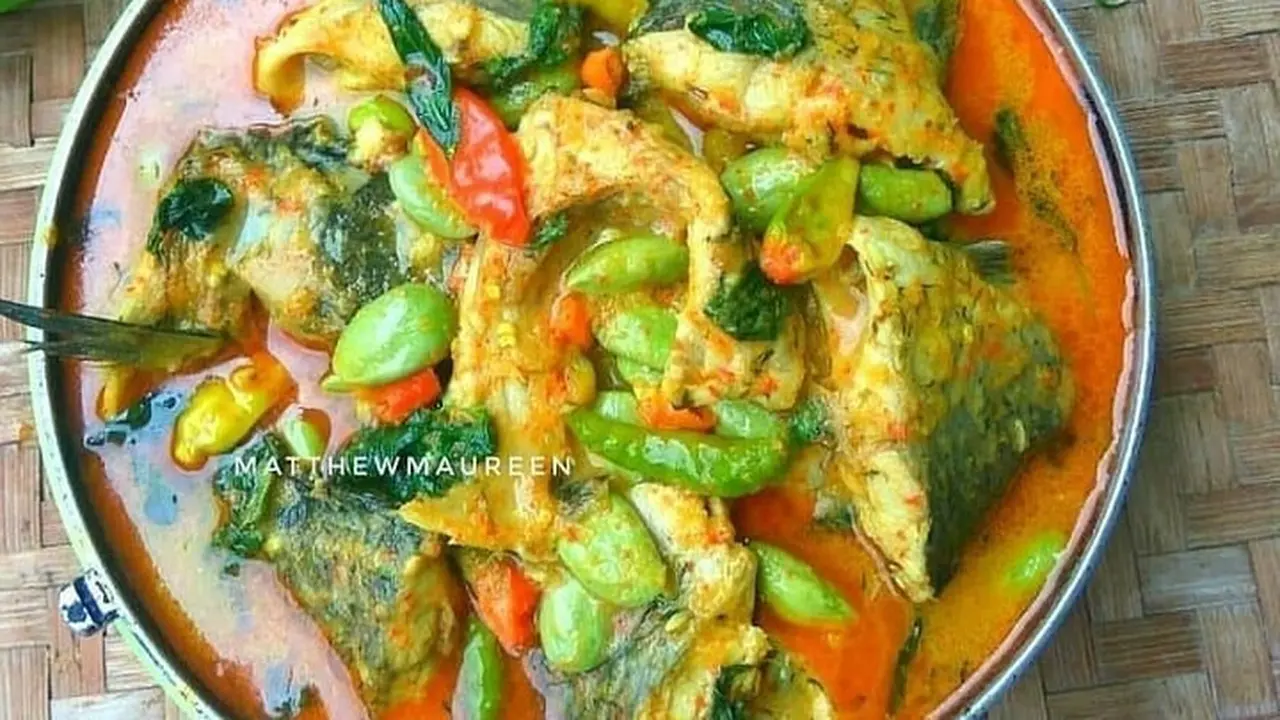 Sepiring ikan mas bumbu kuning