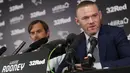 Mantan kapten Inggris, Wayne Rooney dan Manajer Derby County Phillip Cocu memberikan keterangan selama konferensi pers di Stadion Pride Park, pinggiran kota Derby, Selasa (6/8/2019). Rooney akan menggunakan nomor punggung 32 ketika membela Derby County mulai Januari mendatang. (Darren STAPLES / AFP)