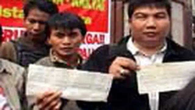 Protes TDL Naik, Warga Bakar Rekening Listrik