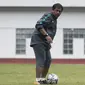 Pelatih Timnas Indonesia U-19, Indra Sjafri, mengamati anak asuhnya saat latihan di Stadion Wibawa Mukti, Bekasi, Senin (16/10//2017). Persiapan ini dilakukan jelang kualifikasi Piala Asia U-19. (Bola.com/Vitalis Yogi Trisna)