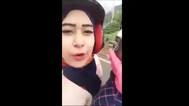 Narsis dan bermain HP Saat Naik Sepeda Motor