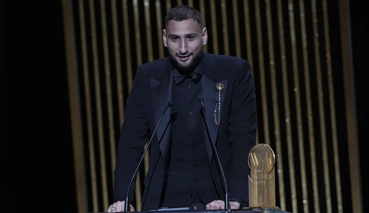 Gianluigi Donnarumma berhasil meraih total 594 suara, menyisihkan dua pesaingnya di tiga besar, yaitu Edouard Mendy(Chelsea/Senegal) dengan 404 suara dan Jan Oblak (Atletico Madrid/Slovenia) dengan 155 suara. (AP/Christophe Ena)