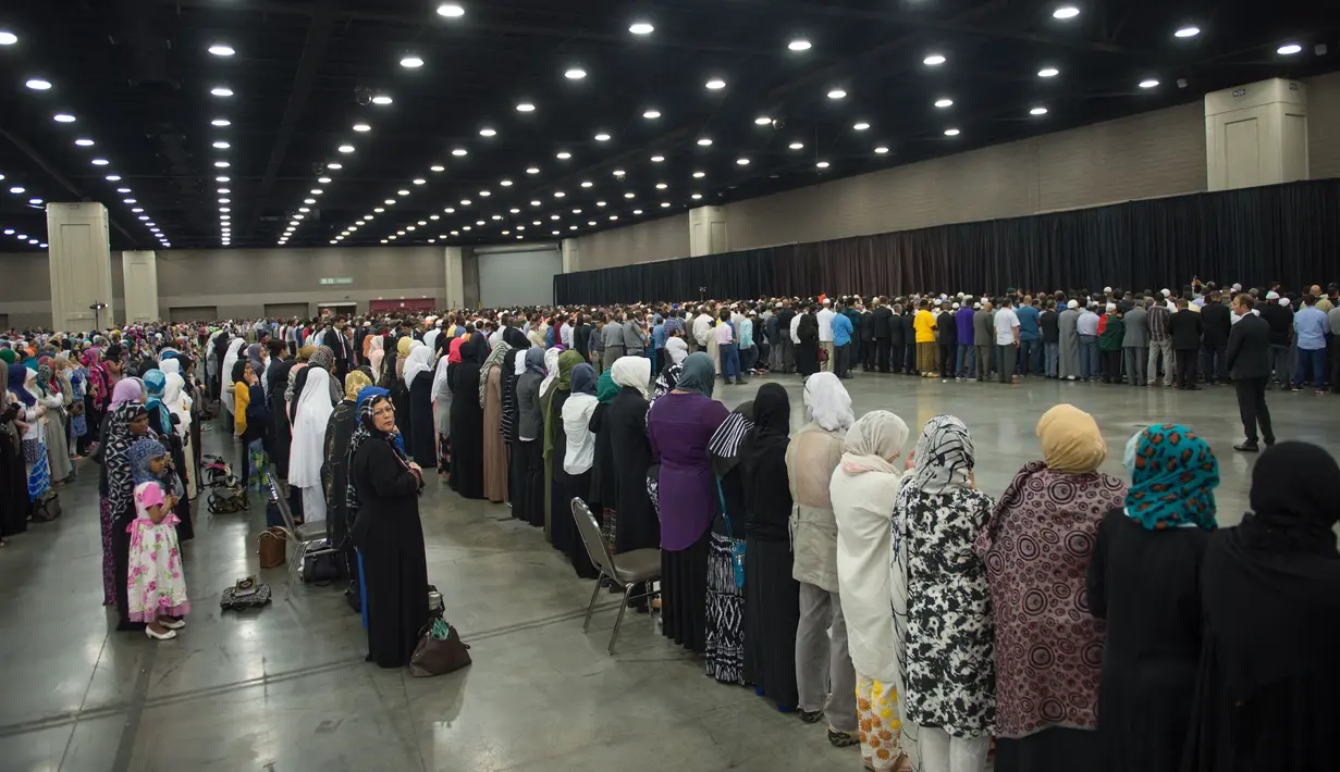Ribuan umat muslim mendoakan jenazah petinju legendaris di Freedom Hall, Louisville pada hari pertama prosesi sebelum dilakukan pemakaman. (AFP/Bintang.com)