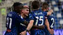 Para pemain Atalanta merayakan gol penyeimbang 1-1 ke gawang Juventus yang dicetak gelandang Ruslan Malinovskyi (tengah) dalam laga final Coppa Italia 2020/2021 di Mapei Stadium, Rabu (19/5/2021). Atalanta kalah 1-2 dari Juventus. (AFP/Miguel Medina)