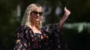 Aktris Kirsten Dunst tiba di Excelsior Hotel selama Festival Film Venice ke-74 di Venice Lido, Italia (4/9). Kirsten Dunst tampil cantik dengan Mengenakan gaun hitam bermotif bunga-bunga. (AFP Photo/Filippo Monteforte)