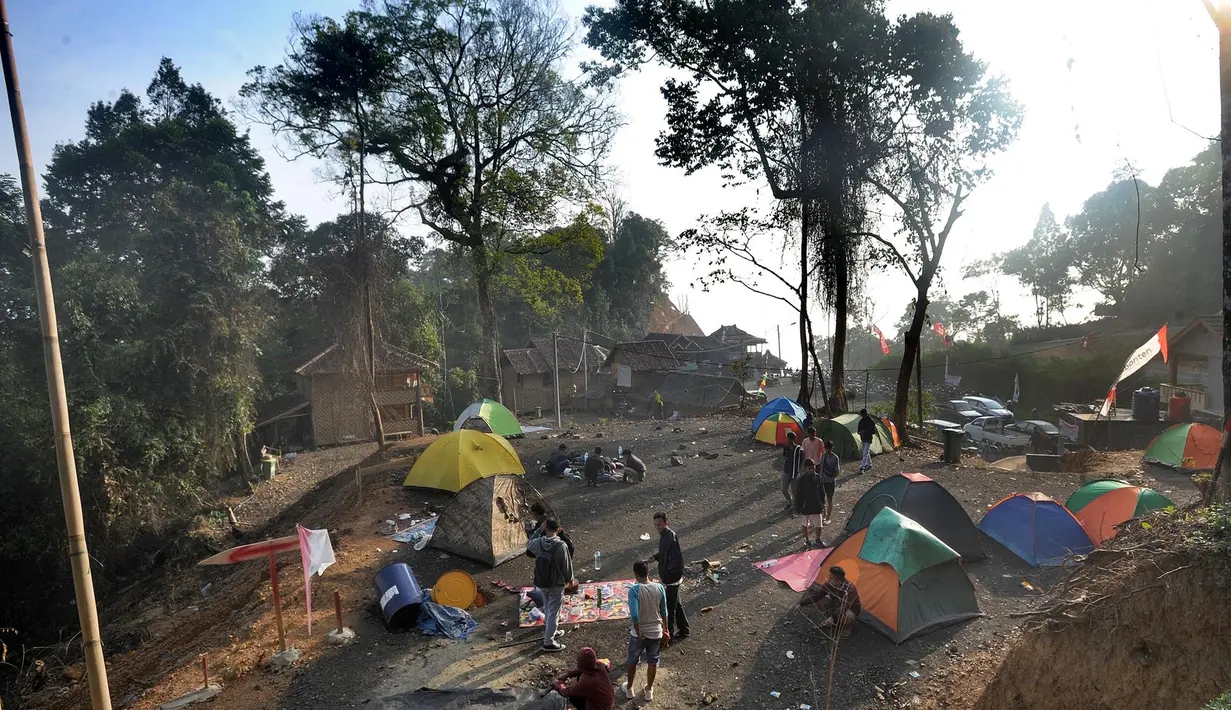 Tenda dan penginapan semi permanen yang sediakan di kawasan Gunung Luhur di Desa Citorek Kidul, Kecamatan Cibeber, Kabupaten Lebak, Banten, Sabtu (23/11/2019). Tenda dan penginapan ini bisa digunakan wisatawan yang ingin menikmati hamparan awan di Negeri di Atas Awan. (merdeka.com/Arie Basuki)