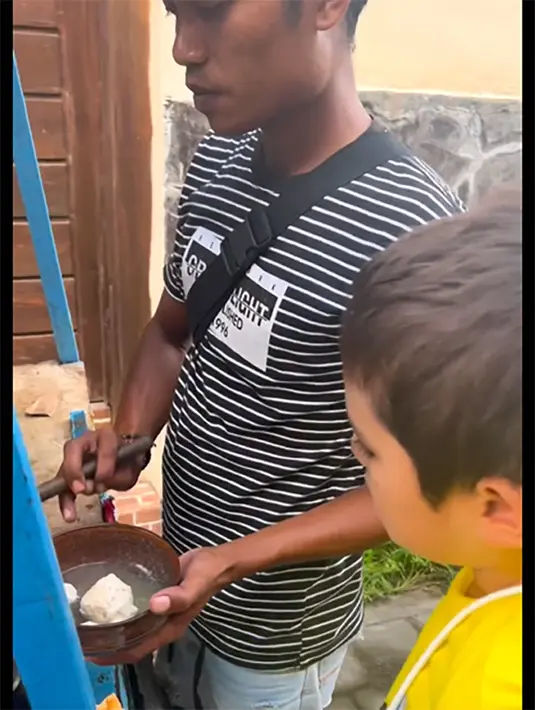 "EL barack jajan bakso di depan rumah." tulis inijedar membagikan video singkatnya. [Instagram/inijedar]