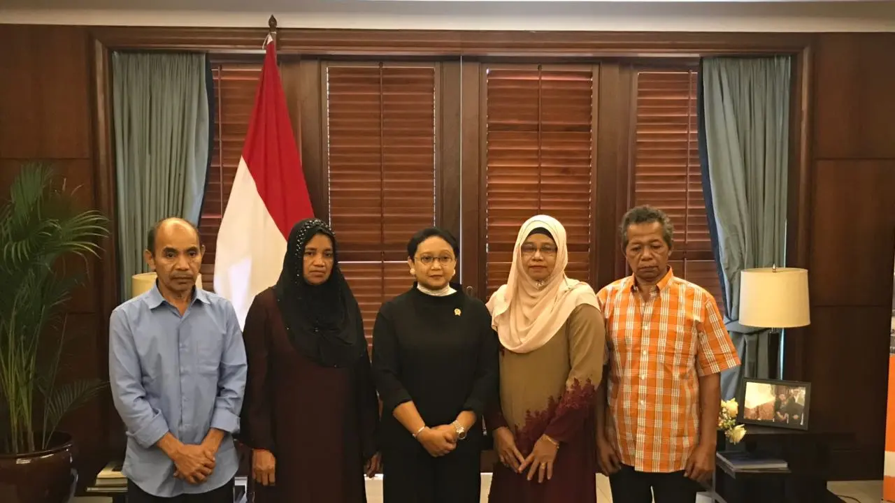 Menteri Luar Negeri RI Retno Marsudi melakukan serah terima dua WNI ke Keluarga (Kemlu RI)