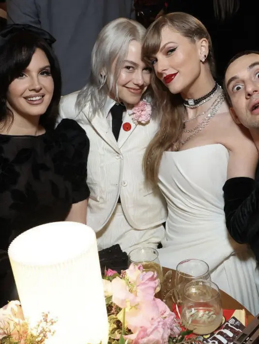 Lana Del Rey terlihat berbeda dengan gaya serba hitamnya. Ia tampilkan pesona ala 80-an dengan dress hitam bersiluet klasik. aksen lengan puffy menambah kesan retro.  [Foto: Instagram/ Lana Del Rey]