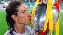 Bek Spanyol Sergio Ramos mencium trofi setelah timnya memenangkan pertandingan final kejuaraan Euro 2008 atas Jerman di stadion Ernst-Happel di Wina, Austria pada 29 Juni 2008. Dalam pengumuman tersebut, bek Paris Saint-Germain tersebut mengungkapkan bahwa pelatih baru tim Spanyol, Luis De la Fuente tak lagi mempunyai rencana untuknya di tim senior. (AFP/JOE KLAMAR)
