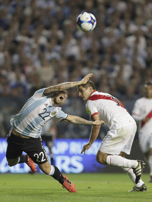 Ekspresi pemain Argentina, Alejandro Gomez (kiri) saat berebut bola dengan pemain Peru, Aldo Corzo pada laga Kualifikasi Piala Dunia 2018 di Buenos Aires, (5/10/2017). Argentina bermain imbang 0-0 lawan Peru. (AP/Natacha Pisarenko)