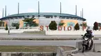 Pengendara motor menerobos beton pembatas di kawasan lingkar Stadion Pakansari, Kabupaten Bogor, Jawa Barat, Rabu (10/6/2020). Pemkab Bogor masih melakukan Pembatasan Sosial Berskala Besar (PSBB) secara proporsional hingga 2 Juli mendatang. (Liputan6.com/Helmi Fithriansyah)