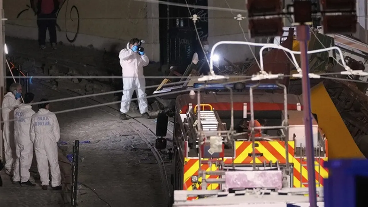 Polisi investigasi bekerja di lokasi kecelakaan trem listrik yang keluar dari rel di Lisbon, Portugal, Rabu, (3/9/2025).