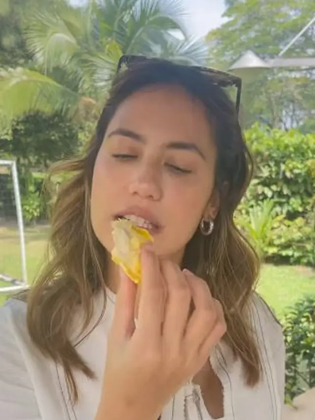 Pevita Pearce saat makan durian untuk pertama kali (Instagram/pevpearce)