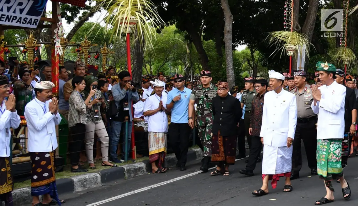 Presiden Joko Widodo memberi salam kepada pemuka agama setempat saat mengikuti pawai pembukaan Pesta Kesenian Bali (PKB) ke-40 di Bali (23/6). (Liputan6.com/Pool/Biro Pers Setpres)