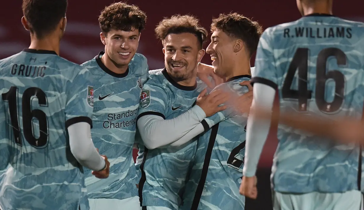 Gelandang Liverpool,  Xherdan Shaqiri (tengah) berselebrasi dengan rekan satu tim setelah mencetak gol ke gawang Lincoln City pada putaran ketiga Piala Liga Inggris di stadion LNER, Lincoln, Inggris, Kamis (24/9/2020). Liverpool menang telak 7-2 atas  Lincoln City. (Peter Powell, Pool via AP)