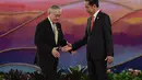 Presiden Indonesia Joko Widodo atau Jokowi (kanan)  menyambut Wakil Perdana Menteri dan Menteri Luar Negeri Thailand Don Pramudwinai dalam Konferensi Tingkat Tinggi (KTT) Ke-42 ASEAN di Labuan Bajo, Nusa Tenggara Timur, Rabu (10/5/2023). (Willy Kurniawan/Pool Photo via AP)