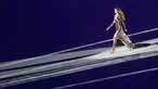 Model seksi asal Brazil Gisele Bundchen berjalan di atas panggung dengan gaun mengkilapnya saat mengambil bagian dalam upacara pembukaan Olimpiade Rio 2016, Rio de Janeiro, Brasil, (5/8). (REUTERS / Mike Blake)