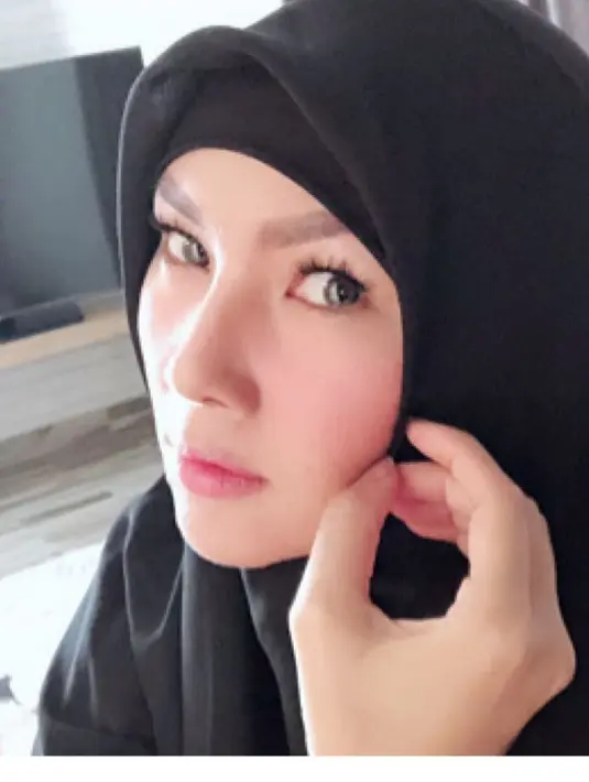 Kalina banyak yang memuji canik dengan berhijab. Tapi tidak sedikit yang menanyakan apakah sudah berhijab, mantan istri Deddy Corbuzier itu memberikan jawaban tegas. (Instagram/kalinaocktaranny)