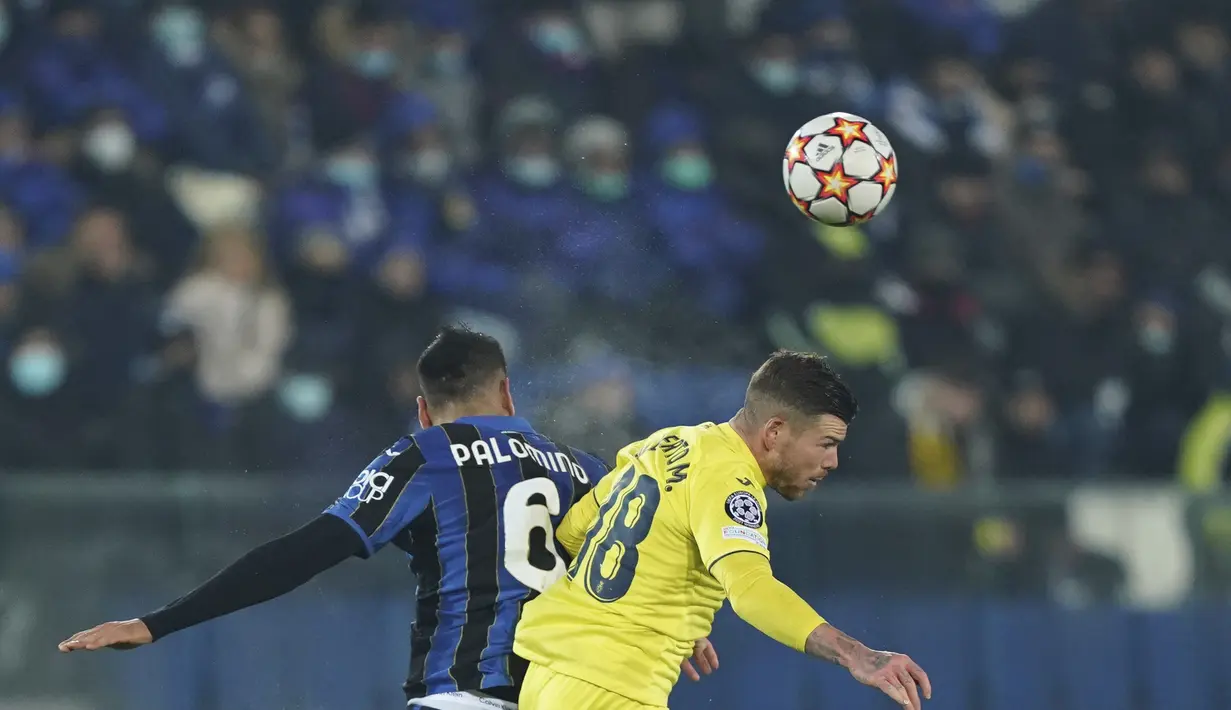 Bek Villarreal, Alberto Moreno (kanan) berebut bola udara dengan pemain Atalanta, Jose Luis pada pertandingan Grup F Liga Champions di Bergamo, Italia, Jumat (1/12/2021). Villarreal berhak melaju ke 16 besar Liga Champions menemani Manchester United selaku juara grup. (Spada/LaPresse via AP)