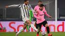 Penyerang Barcelona, Lionel Messi, berebut bola dengan gelandang Juventus, Adrien Rabiot, pada laga lanjutan Liga Champions 2020/2021 di Allianz Stadium, Kamis (29/10/2020) dini hari WIB. Barcelona menang 2-0 atas Juventus. (AFP/Marco Bertorello)
