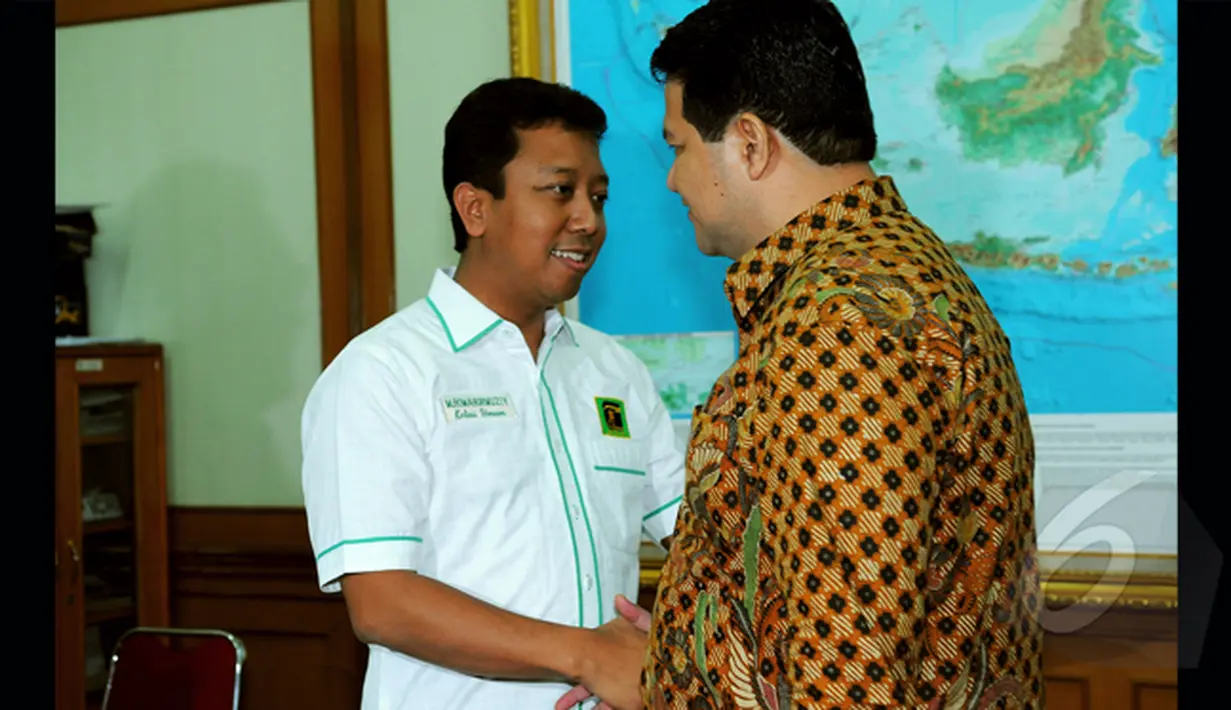 Ketua KPU, Husni Kamil Manik menerima kedatangan Romahurmuziy beserta rombongan di kantor KPU, Jakarta, Selasa (27/1/2015). (Liputan6.com/Faisal R Syam) 