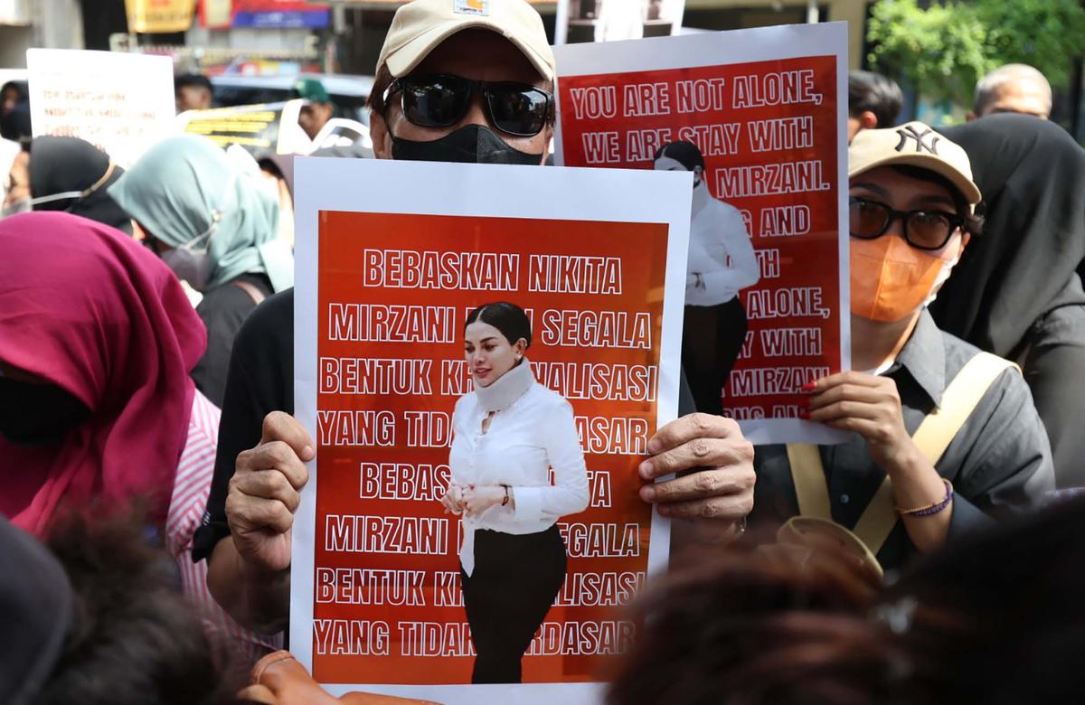 FOTO: Sidang Diwarnai Demo, Nikita Ajukan Eksepsi atas Dakwaan Pemerasan dan TPPU