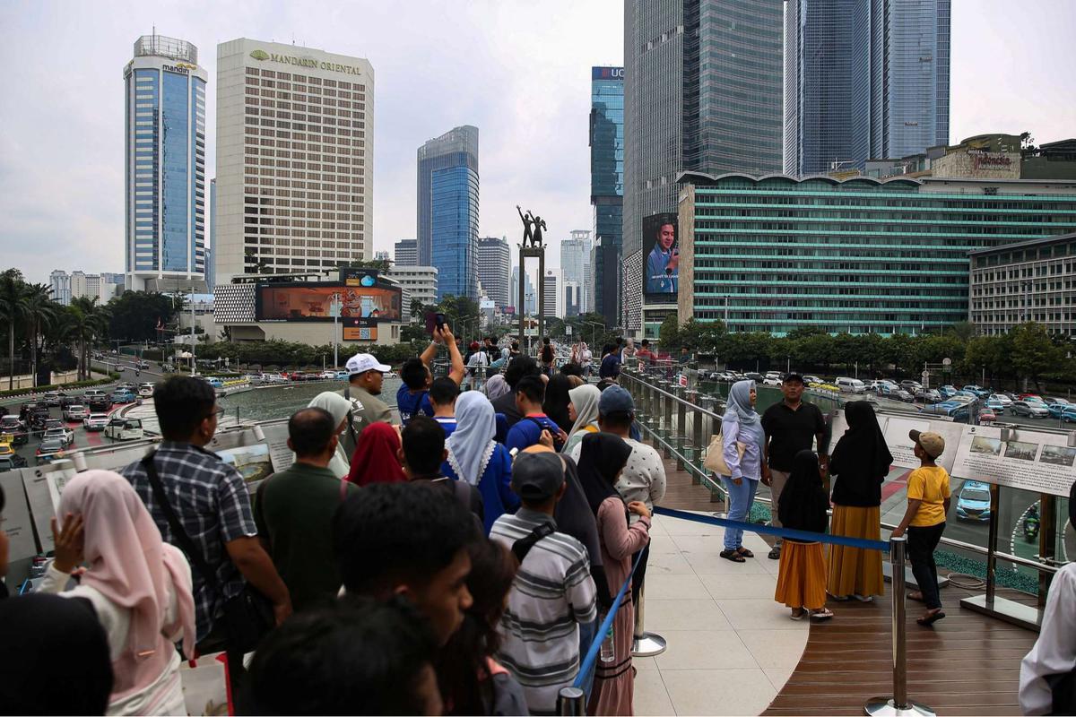 Anjungan Halte TransJakarta Bundaran HI Jadi Primadona Wisata Murah di Tengah Libur Isra Mikraj