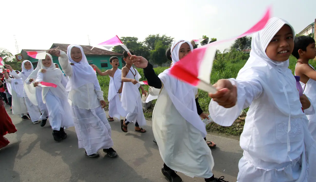 Sejumlah pelajar berkeliling membawa bendera ketika pawai menyambut pergantian Tahun Baru Islam di Jalan Letjen Jamin Ginting, Medan, Sumut, Jumat (24/10/2014). (Antara Foto/Septianda Perdana)