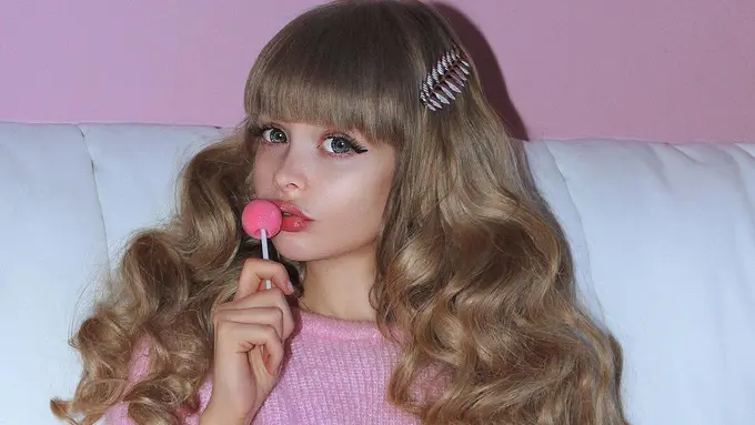 [Bintang] Dikurung Orangtua, Ini kisah Sedih Kehidupan Si Manusia Barbie