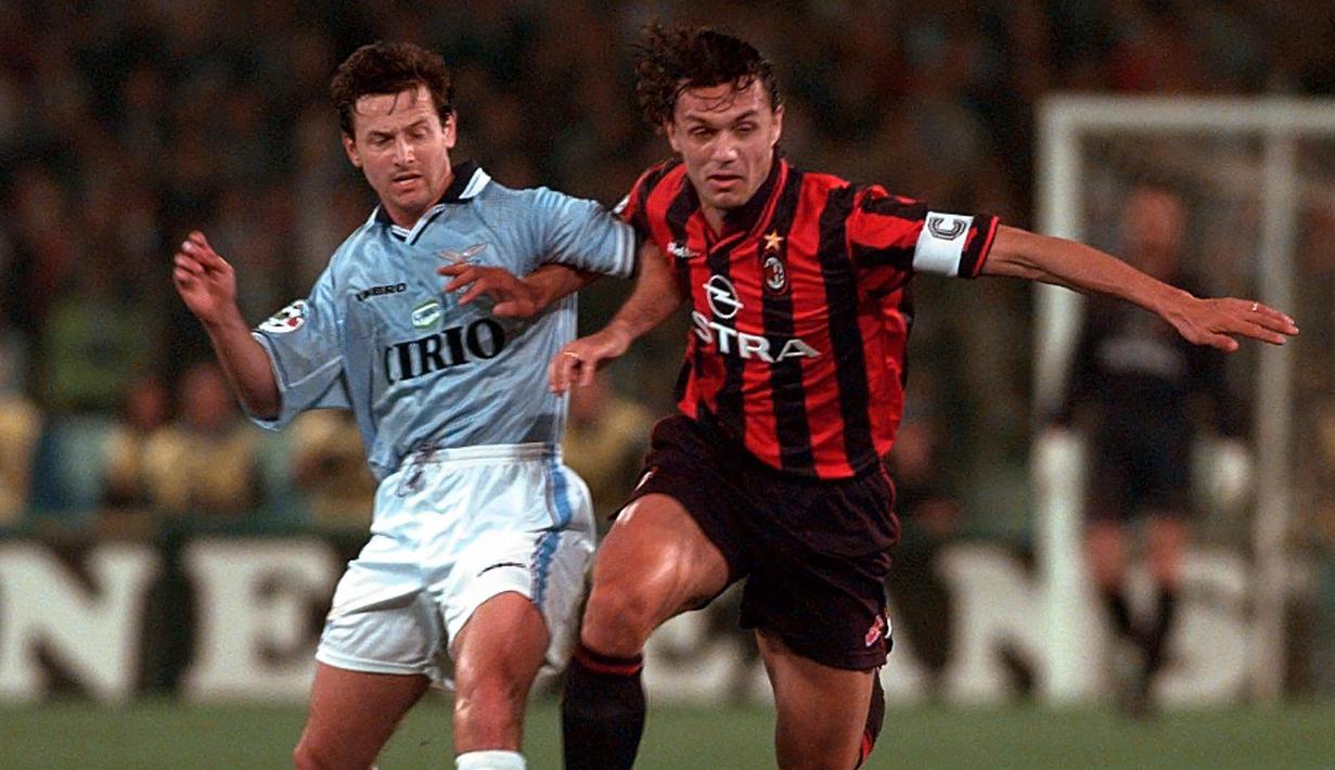 Paolo Maldini - Maldini merupakan salah satu bek terbaik yang pernah ada dalam sejarah sepak bola. Sepanjang kariernya, Maldini hanya bermain untuk AC Milan dan telah memberikan lima gelar Liga Champions serta tujuh gelar Serie A. (AFP/Gerard Julien)