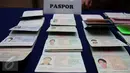 Barang bukti paspor diamankan saat konferensi pers di Kantor Imigrasi Kelas I Khusus Jakarta Barat, Sabtu (7/1). 20 perempuan tersebut berkewarganegaraan Tiongkok, Vietnam dan Thailand berusia 19-40 tahun. (Liputan6.com/Johan Tallo)