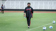 Pelatih Timnas Indonesia U-22, Indra Sjafri saat latihan perdana menjelang SEA Games 2025 di Stadion Madya, Kompleks Stadion Utama Gelora Bung Karno (SUGBK), Senayan, Jakarta, Selasa (11/11/2025). (Bola.com/Bagaskara Lazuardi)