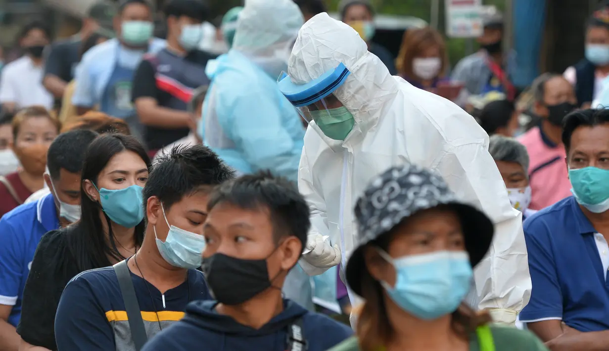 Orang-orang antre untuk tes COVID-19 di Provinsi Samut Sakhon, Thailand, pada 22 Desember 2020. Jumlah kasus COVID-19 di Thailand terus meningkat pada Selasa (22/12), yang sebagian besar terkait dengan pasar makanan laut di Provinsi Samut Sakhon di dekat ibu kota Bangkok. (Xinhua/Rachen Sageamsak)