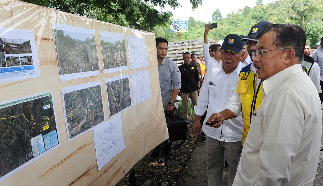 Wapres Jusuf Kalla (JK) meninjau jembatan yang ambruk setelah banjir menerjang Desa Moncongloe, Manuju, Gowa, Sulawesi Selatan, Minggu (27/1). JK didampingi Menteri PUPR Basuki Hadimuljono dan Mensos Agus Gumiwang. (Liputan6.com/Pool/Media Wapres)