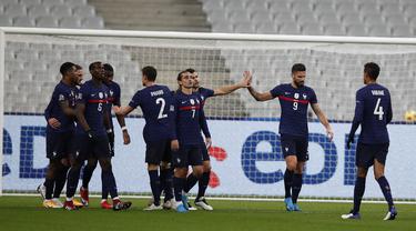 Penyerang Prancis, Olivier Giroud (kedua kanan) berselebrasi dengan rekan-rekannya usai mencetak gol ke gawang Swedia pada pertandingan UEFA Nations League di stadion Stade de France di Saint-Denis, Paris (17/11/2020). Giroud mencetak dua gol dan Prancis menang 4-2. (AP Photo/Francois Mori)